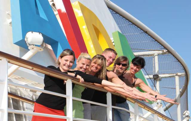 Vrienden op het dek van rederij AIDA