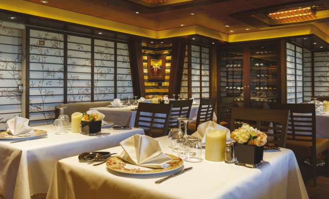 Restaurant aan boord van schip Diadema