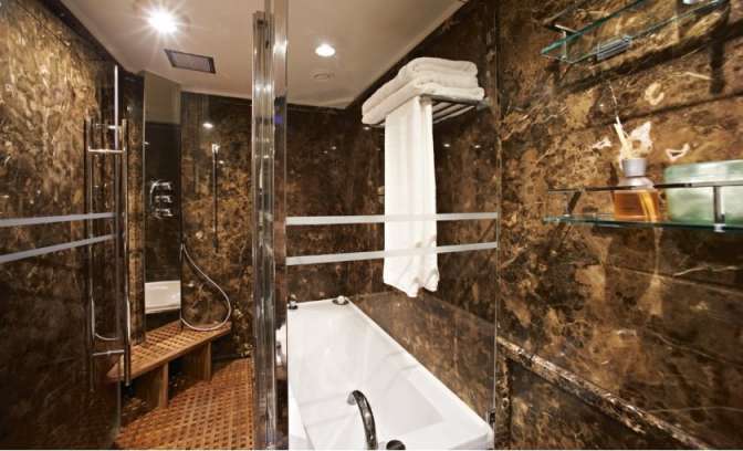 Badkamer van een suite op cruise Silver Cloud