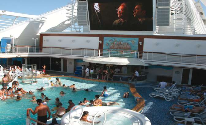 Film kijken tijdens het zwemmen op de Caribbean Princess van Princess Cruises