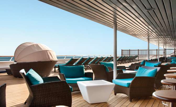 Lounge met uitzicht op zee bij cruiseschip Liberty van Carnival