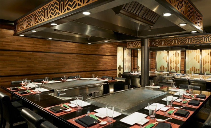 Een teppanyaki restaurant op de Norwegian Jade van NCL