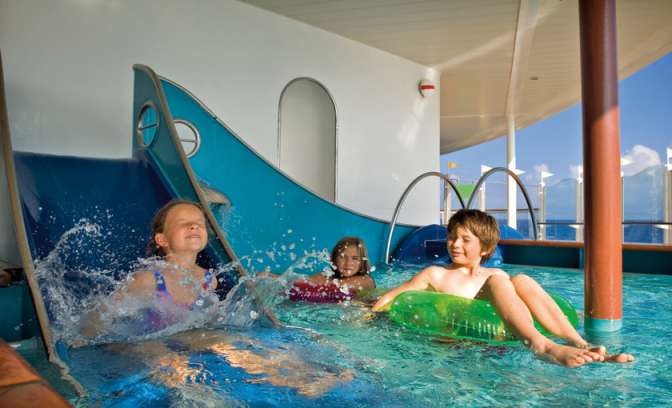 Zwembad aan boord van cruisereizen AIDA