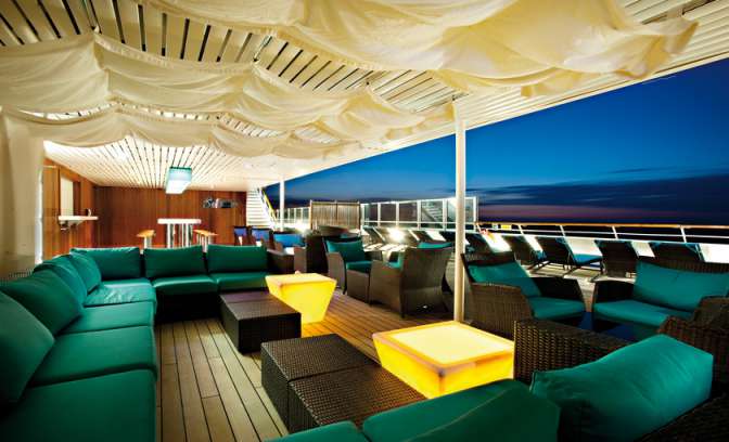 Lounge met uitzicht op zee van cruiseschip Carnival Glory