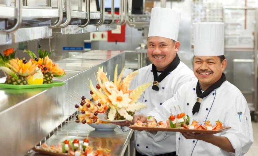 Chef's met kunstwerken van fruit op de Celebrity Eclipse