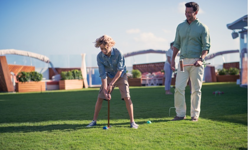 Kind speelt Croquet op de celebrity Reflection