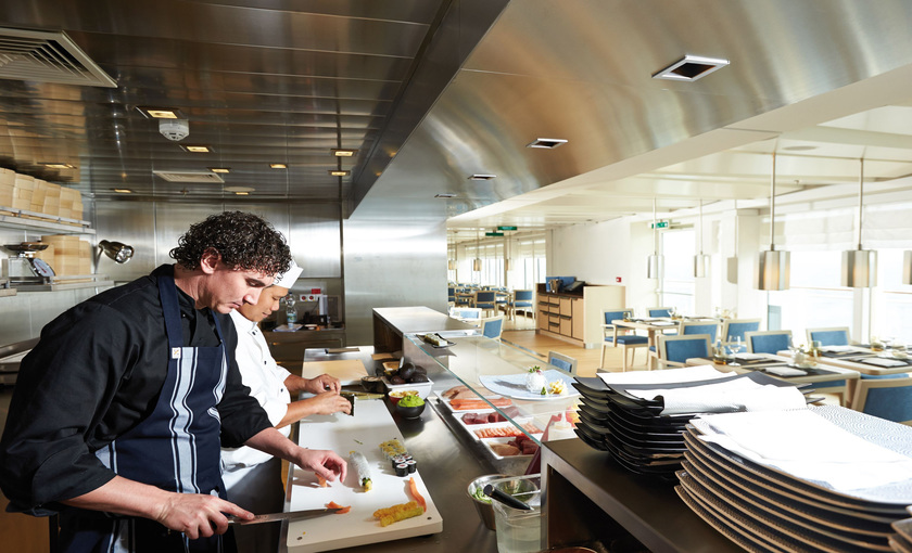 Sushi bar op Europa 2 van Hapag Lloyd