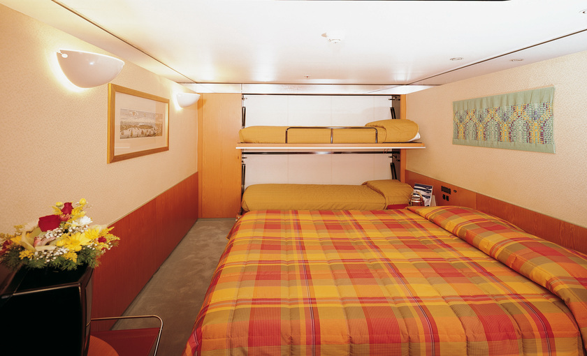 Een binnenhut met stapelbedden op de Costa Neoclassica