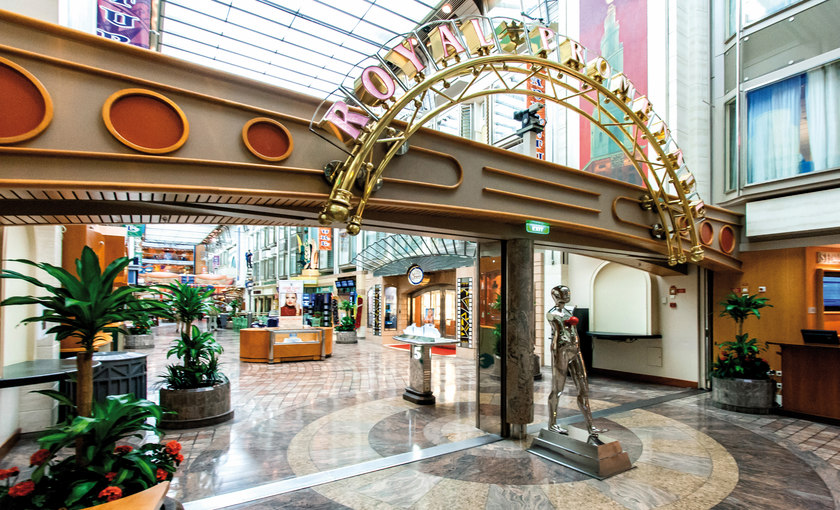 De Royal Promenade op de Adventure of the Seas van Royal Caribbean