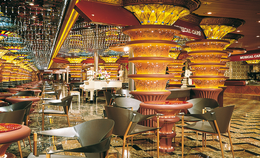 Lounge aan boord van cruiseschip Carnival Elation