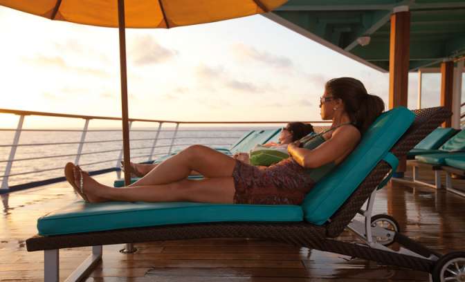 Zonnen op het dek van schip Carnival Sensation