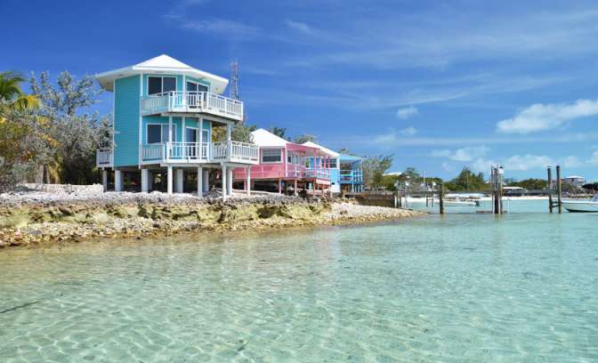 Houten huisjes aan de kust van de Bahamas